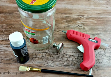 Контейнер для сыпучих продуктов из стеклянной банки.