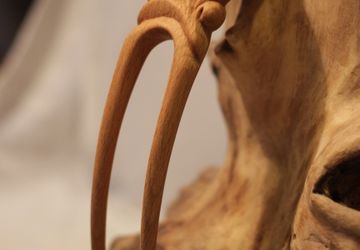 Заколка деревянная резная