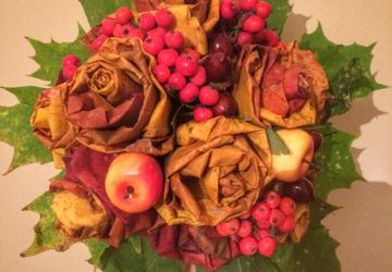 Букет из живых листьев и рябины