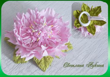 Резинка для волос с цветком из фоамирана.