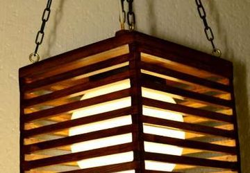 Светильник из дерева ручной работы.