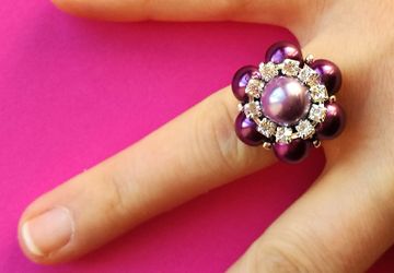 Кольцо своими руками из стеклянных бус, страз и бисера.