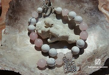 Браслет на замке из натуральных камней