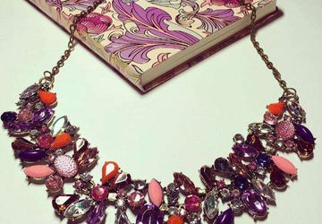 Красное украшение