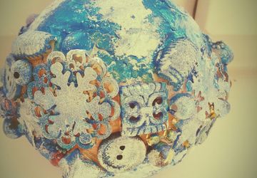 брался обычный елочный шарик ажур и все что в доме не нужно пуговицы макароны разбитый шарик елочный