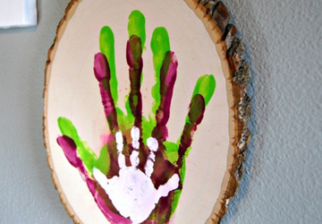 Семейное дерево из отпечатков ладошек.