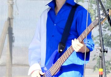 Бело-синие сценические костюмы.