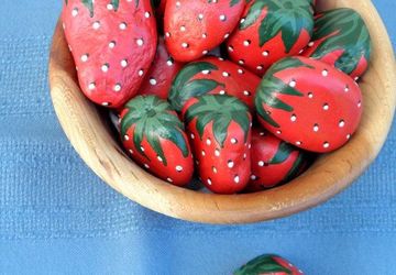 Камни, стилизованные под клубнику