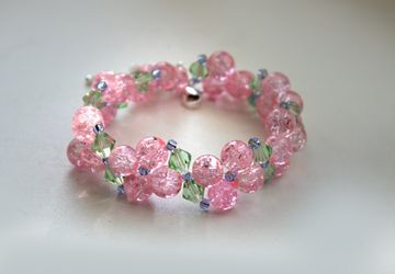 Браслет из стеклянных бусин "Весенняя нежность"
