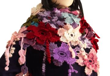 Вязаный палантин крючком из цветов.