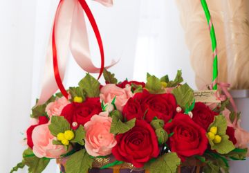 букет из 55 роз в корзине