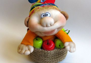 Гном (гномик) кукла чулочная в яблочной корзинке