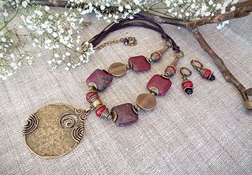 Колье и серьги из яшмы и варисцита