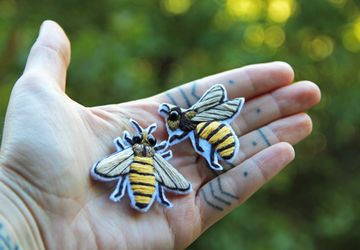 Вышитая брошь / булавки на воротник "Пчёлки"