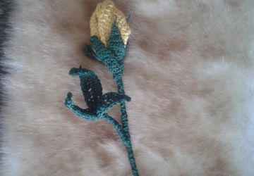 Золотая роза-бутон (вязание)