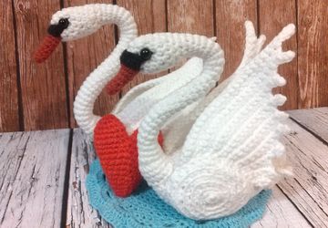 Пара белых лебедей.