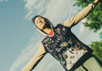 Свитшот с ручной росписью по мотивам работ Жана Моро