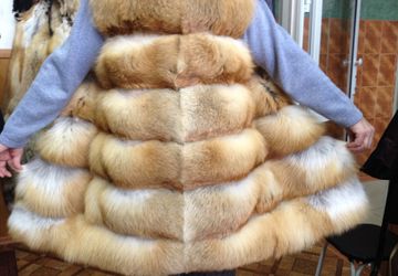 жилет из лисы с капюшоном