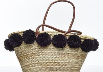 Как украсить помпонами пляжную сумку .