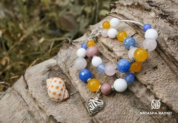 Браслет на замке из натуральных камней