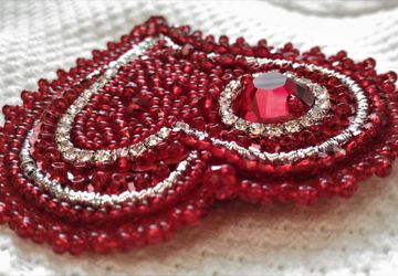 Брошь из бисера "Сердце"