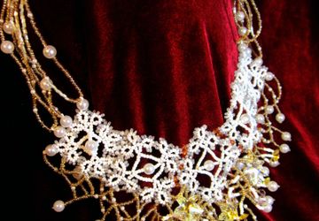 Ожерелье ручной работы из бисера и кристаллов Сваровски "Снежинка"