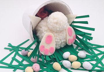 Пасхальный кролик своими руками из помпонов!