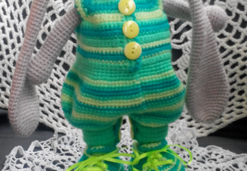 Заяц в зеленом комбинезоне