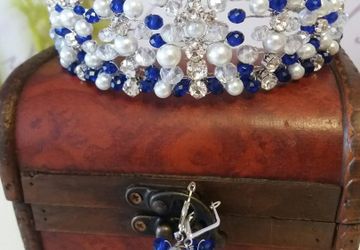 Диадема из бусин и серьги.