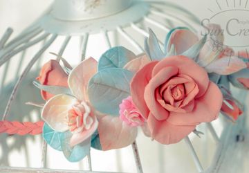 Греческая повязка с цветочным мотивом.