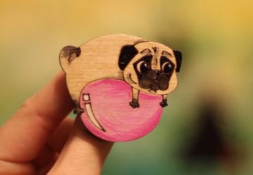 Деревянные брошки "Мопсы"