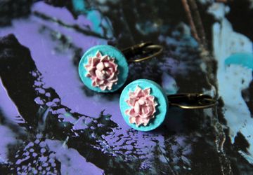 Серьги с цветочной камеей