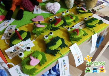 Фетровые броши-лягушки