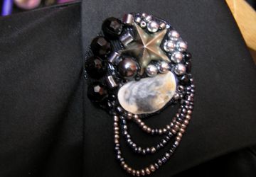 Брошь с перламутром "Металлическое море"