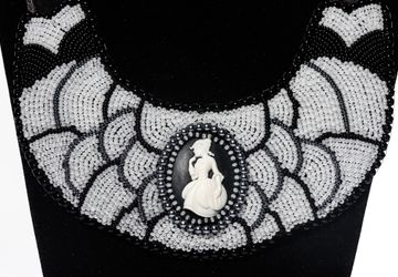 Колье ручной работы из бисера и камеи