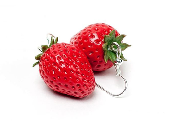 Земляничные серьги из полимерной глины