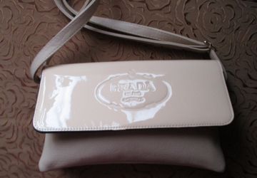 клатч кожаный prada на длинном ремне