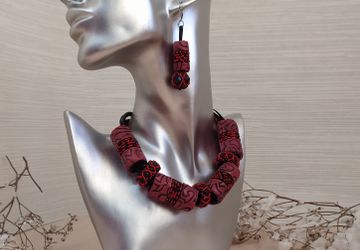 Красный комплект украшений  для женщины.