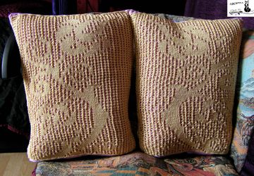 Декоративные подушки с кружевной вставкой