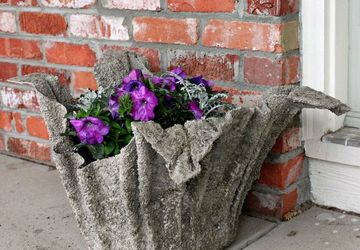 Необычные дачные вазы из цемента и полотенец