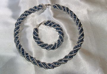 Комплект: ожерелье и браслет из стекляруса и бисера