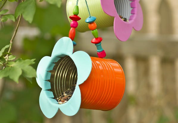 Кормушка для птиц  из консервных банок.