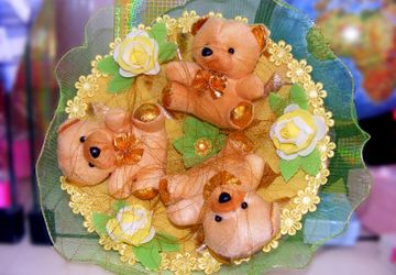 Букет из мягких игрушек "Три мишки с золотыми пяточками"