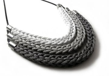 Простое и элегантное вязаное колье-шнур