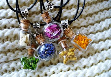 Кулоны-баночки с сухоцветами.