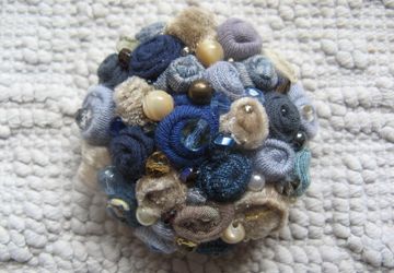 Текстильная брошь "Агат и деним"