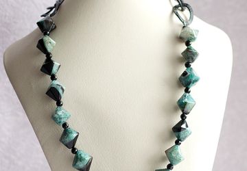 Стильное колье из агата