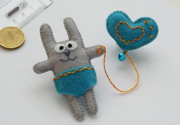 Брошь "Зайка с шариком"