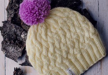 Шапочка с цветным помпоном