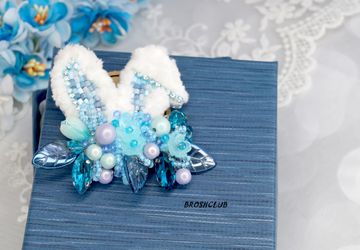 Брошь голубая вышитая бисером с элементами плетения Заячьи ушки